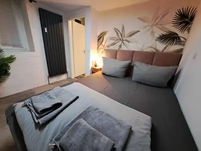 Ein Bett oder Betten in einem Zimmer der Unterkunft Loft for 6 with Mezzanine Level