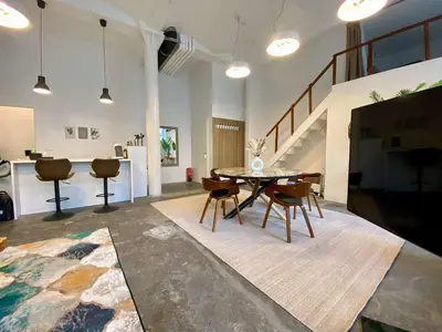 Ein Sitzbereich in der Unterkunft Loft for 6 with Mezzanine Level