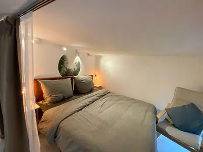 Ein Bett oder Betten in einem Zimmer der Unterkunft Loft for 6 with Mezzanine Level