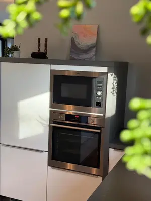Küche/Küchenzeile in der Unterkunft Auszeit am See mit Kamin und Whirlpool, Nähe Berlin