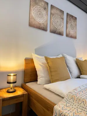 Ein Bett oder Betten in einem Zimmer der Unterkunft Auszeit am See mit Kamin und Whirlpool, Nähe Berlin