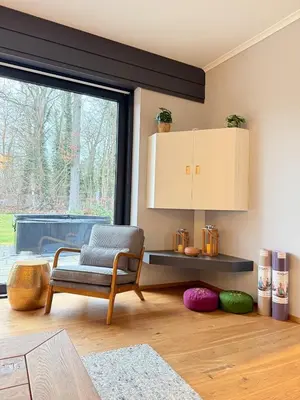 Ein Sitzbereich in der Unterkunft Auszeit am See mit Kamin und Whirlpool, Nähe Berlin