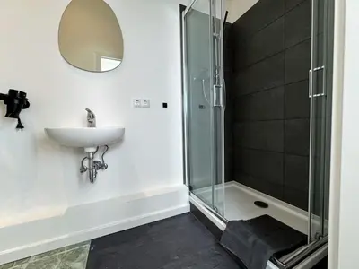 Ein Badezimmer in der Unterkunft HolidayHome Apartments l Spacious Luxury Apartment in Prenzlauer Berg