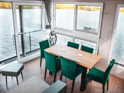 Ein Sitzbereich in der Unterkunft schwimmendes Ferienhaus in Berlin