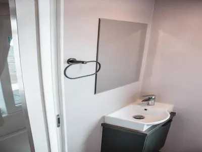 Ein Badezimmer in der Unterkunft schwimmendes Ferienhaus in Berlin