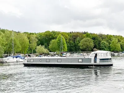 Naturlandschaft in der Nähe des Bootes