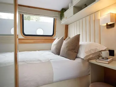 Ein Bett oder Betten in einem Zimmer der Unterkunft schwimmendes Wohnboot in Berlin