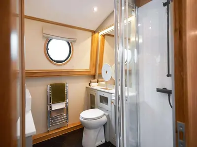 Ein Badezimmer in der Unterkunft schwimmendes Wohnboot in Berlin