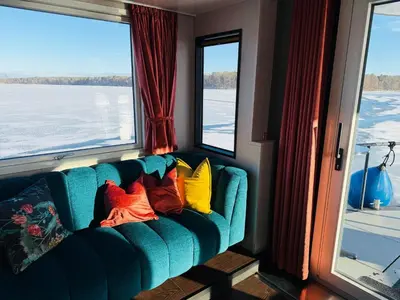 Ein Sitzbereich in der Unterkunft schwimmendes Ferienhaus in Berlin