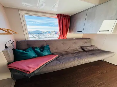 Ein Sitzbereich in der Unterkunft schwimmendes Ferienhaus in Berlin