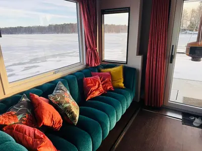 Ein Sitzbereich in der Unterkunft schwimmendes Ferienhaus in Berlin