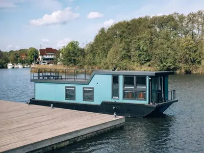 Blick auf einen Fluss in der Nähe des Bootes