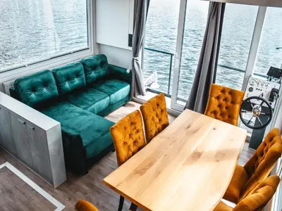 Ein Sitzbereich in der Unterkunft schwimmendes Ferienhaus in Berlin