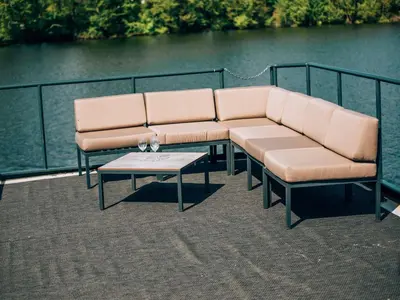 Ein Sitzbereich in der Unterkunft schwimmendes Ferienhaus in Berlin