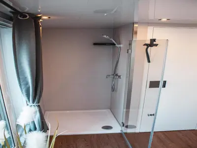 Ein Badezimmer in der Unterkunft schwimmendes Ferienhaus in Berlin