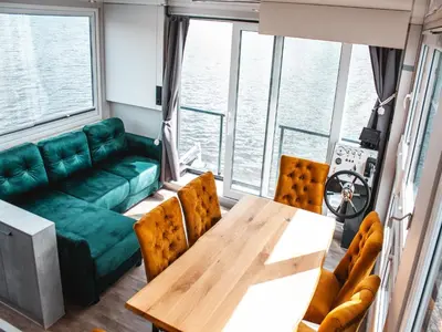 Ein Sitzbereich in der Unterkunft schwimmendes Ferienhaus in Berlin