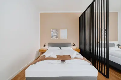 Ein Bett oder Betten in einem Zimmer der Unterkunft Homely Berlin - Familien & Gruppen, Eigener Eingang, Top Anbindung