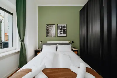 Ein Bett oder Betten in einem Zimmer der Unterkunft Homely Berlin - Familien & Gruppen, Eigener Eingang, Top Anbindung