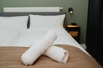 Ein Bett oder Betten in einem Zimmer der Unterkunft Homely Berlin - Familien & Gruppen, Eigener Eingang, Top Anbindung