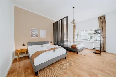 Ein Bett oder Betten in einem Zimmer der Unterkunft Homely Berlin - Familien & Gruppen, Eigener Eingang, Top Anbindung