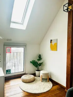 Ein Sitzbereich in der Unterkunft Urbane Dachgeschosswohnung, Blick auf Fernsehturm