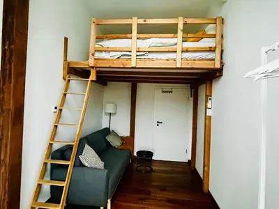 Ein Etagenbett oder Etagenbetten in einem Zimmer der Unterkunft Urbane Dachgeschosswohnung, Blick auf Fernsehturm