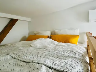Ein Bett oder Betten in einem Zimmer der Unterkunft Urbane Dachgeschosswohnung, Blick auf Fernsehturm