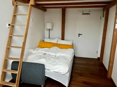 Ein Bett oder Betten in einem Zimmer der Unterkunft Urbane Dachgeschosswohnung, Blick auf Fernsehturm