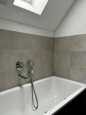 Ein Badezimmer in der Unterkunft Urbane Dachgeschosswohnung, Blick auf Fernsehturm