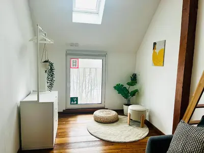 Ein Sitzbereich in der Unterkunft Urbane Dachgeschosswohnung, Blick auf Fernsehturm