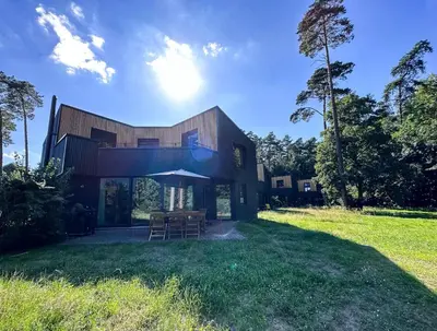 Ein Garten an der Unterkunft Superschönes Haus am See