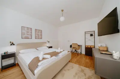 Ein Bett oder Betten in einem Zimmer der Unterkunft Homely Berlin - Familien & Gruppen, 2 Schlafzimmer, Top Anbindung