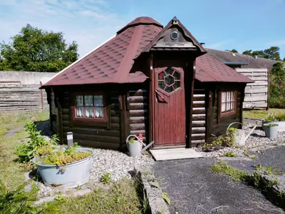 Das Gebäude in dem sich der Campingplatz befindet