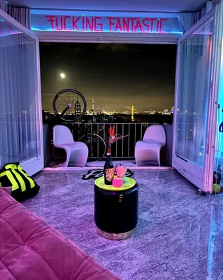 Ein Sitzbereich in der Unterkunft Luxury Skyline Loft Berlin with Free Parking
