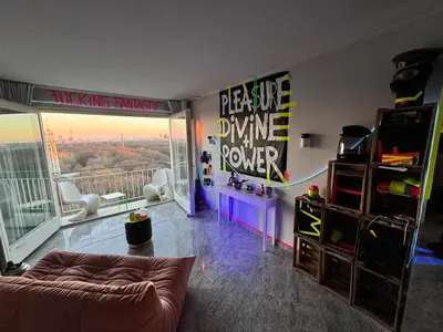 Abendunterhaltung für Gäste, die in der Unterkunft Luxury Skyline Loft Berlin with Free Parking übernachten