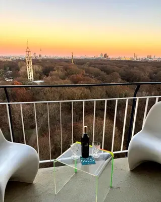 Ein Balkon oder eine Terrasse in der Unterkunft Luxury Skyline Loft Berlin with Free Parking