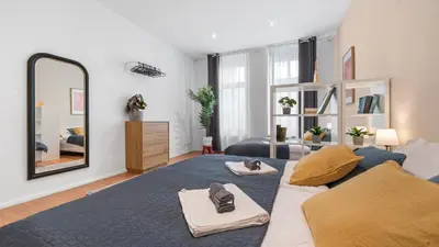 Ein Bett oder Betten in einem Zimmer der Unterkunft Yasmin Stay - Gemütliches Apartment in Friedrichshain - 75QM