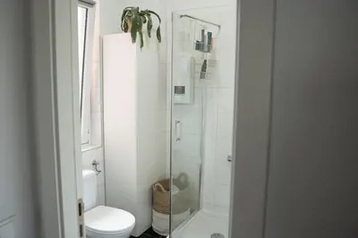 Ein Badezimmer in der Unterkunft Modern 3-room apartment on Kurfürstendamm City-West