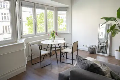 Ein Sitzbereich in der Unterkunft Modern 3-room apartment on Kurfürstendamm City-West