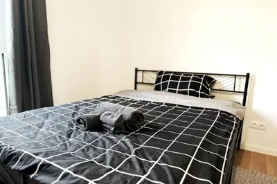Ein Bett oder Betten in einem Zimmer der Unterkunft HolidayHome Apartments I Modern Apartment in Berlin-Lichtenberg