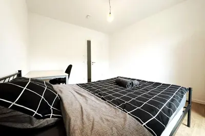 Ein Bett oder Betten in einem Zimmer der Unterkunft HolidayHome Apartments I Modern Apartment in Berlin-Lichtenberg