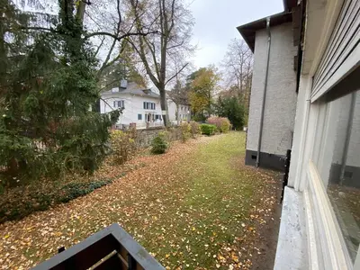 Ein Garten an der Unterkunft Stilvolle Wohnung zwischen Grunewald und Kudamm