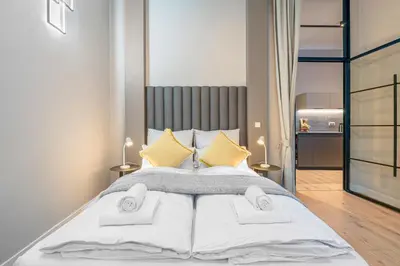Ein Bett oder Betten in einem Zimmer der Unterkunft Wunderschönes großes Altbau Apartment