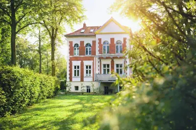 Ein Garten an der Unterkunft Villa Falkensee Berlin West Design Boutique Messe Apartment