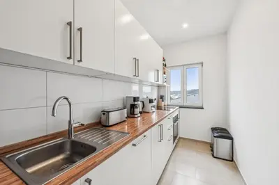 Küche/Küchenzeile in der Unterkunft Ludwigsfelde Comfort Stay - 3BR Apartment