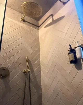 Ein Badezimmer in der Unterkunft 70sqm Creative Design Apartment in Berlin city center - 3 rooms - balcony - walk in shower - design kitchen