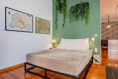 Ein Bett oder Betten in einem Zimmer der Unterkunft Stylish apartment near Ku 'damm