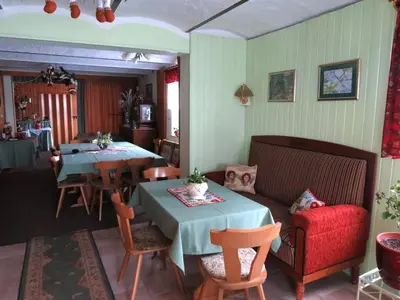Ein Sitzbereich in der Unterkunft Pension zum Wiesengrund - Doppelzimmer