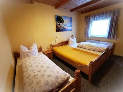 Ein Bett oder Betten in einem Zimmer der Unterkunft Pension zum Wiesengrund - Ferienwohnung