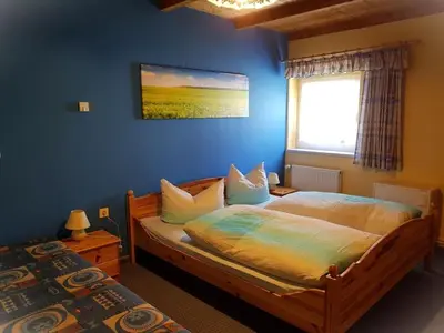 Ein Bett oder Betten in einem Zimmer der Unterkunft Pension zum Wiesengrund - Ferienwohnung